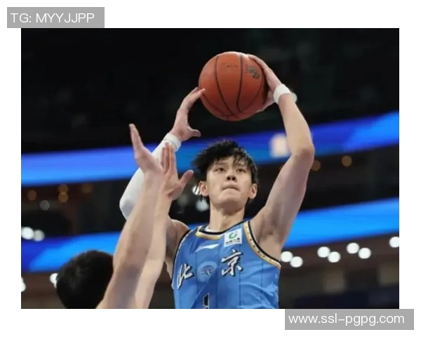 曾凡博上场即紧逼布克遭吹防守犯规展现CBA防守强度